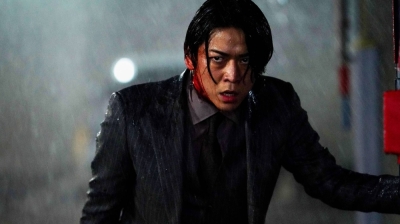 A psychopathic lawyer (Kazuya Kamenashi) finds himself targeted by a serial killer — and decides to fight back — in Takashi Miike’s “Lumberjack the Monster.”