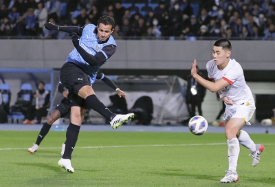 Kawasaki’s Leandro Damiao (left) scores his team’s second goal on a night that saw Frontale clinch a spot in the last 16 of the Asian Champions League on Tuesday. 