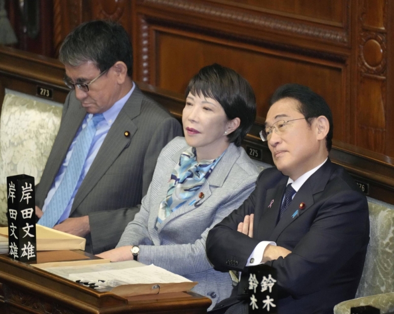 Prime Minister Fumio Kishida, Sanae Takaichi (center) and Taro Kono attend a Lower House session in Tokyo last week.