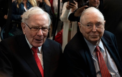 Warren Buffett (left), CEO of Berkshire Hathaway, and vice chairman Charlie Munger attend a shareholders meeting in Omaha, Nebraska, in May 2019. Munger died on Tuesday at the age of 99, according to U.S. media reports.