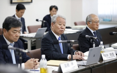 Akihiko Tanaka (center) attends a meeting on the foreign technical trainee and skilled workers program at the Justice Ministry on Friday.