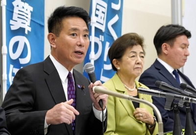 Seiji Maehara (left) speaks during a news conference in the Diet building on Thursday.