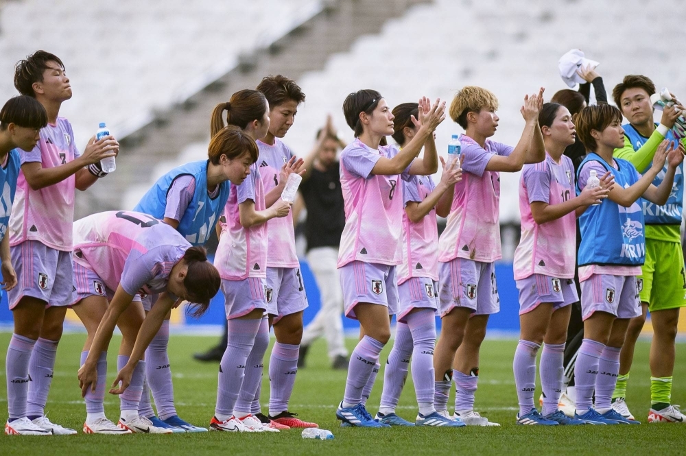 Nadeshiko Japan players greet the crowd after losing 4-3 to Brazil in a friendly match in Sao Paulo on Thursday.