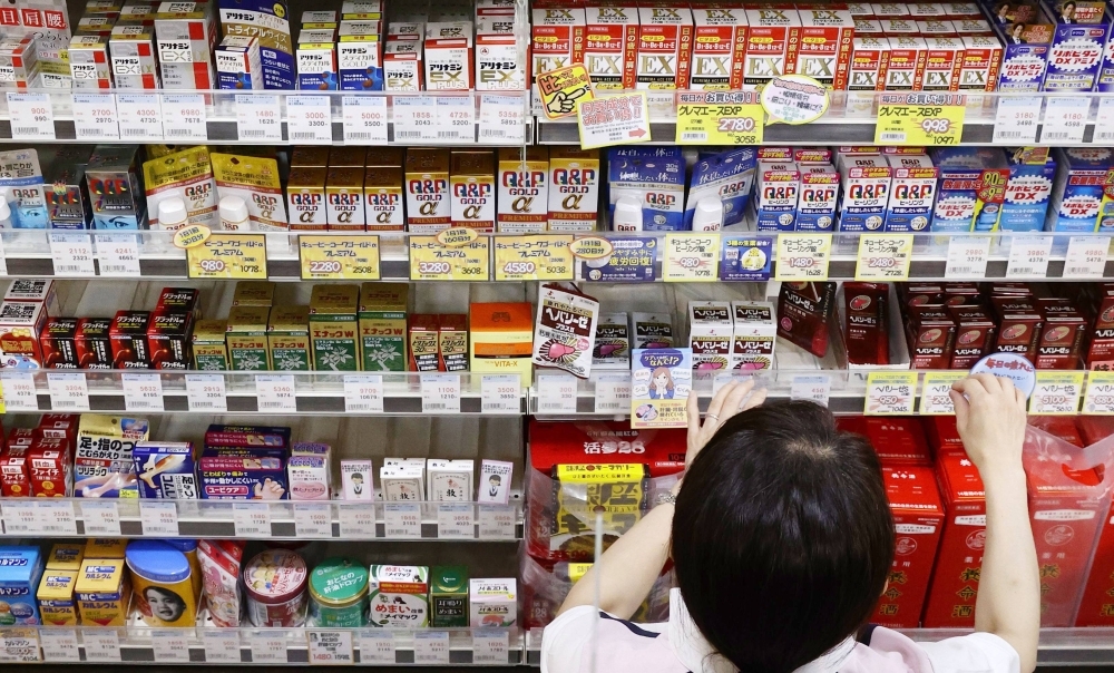 The health ministry compiled a draft plan to strengthen regulations on the sales of over-the-counter drugs, including banning retailers from selling cough and cold remedies that may be abused to people under 20 in large volume.