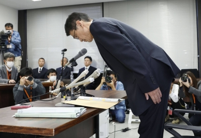 Shinji Hiramatsu, chief of the Aichi Prefectural Police's police affairs department, bows during a news conference at the prefectural police headquarters in Nagoya on Friday.