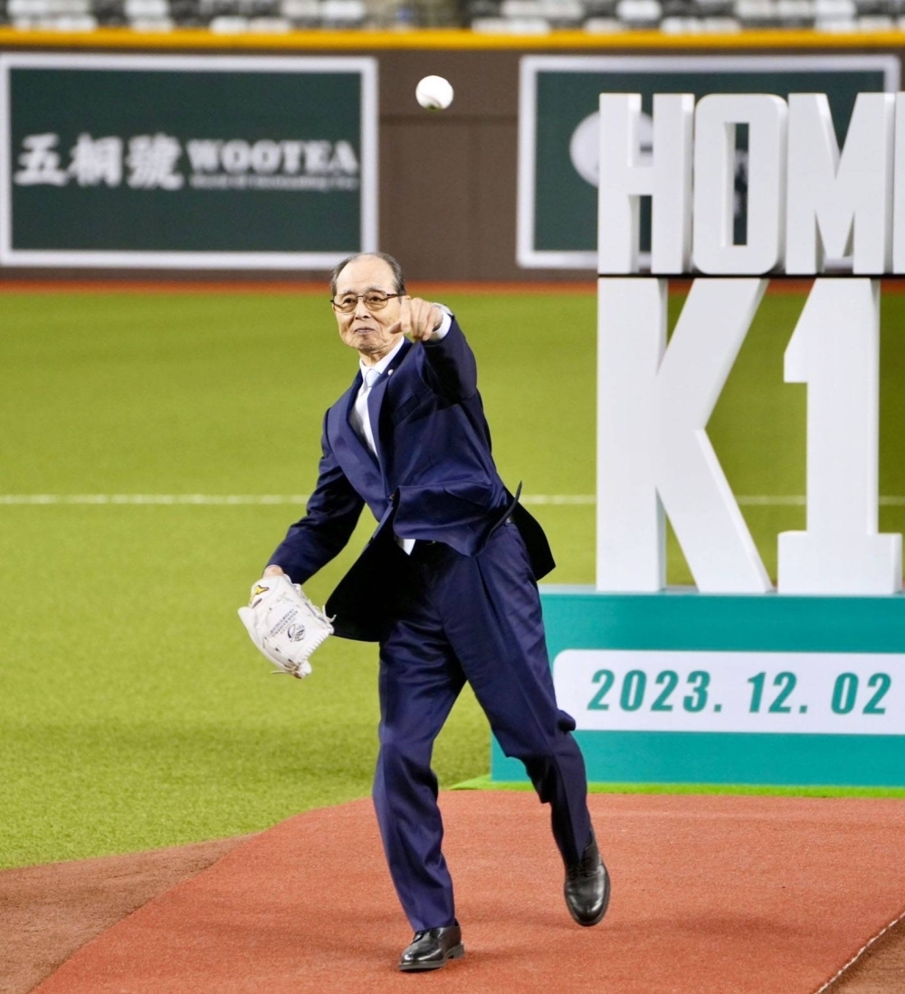 Baseball legend Sadaharu Oh throws out the ceremonial first pitch at the newly completed Taipei Dome on Saturday. 