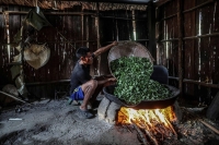 An Indigenous man cooks coca leaves in a settlement close to the Pira Parana River in the Vaupes province of Colombia, on Nov. 9. | AFP-JIJI