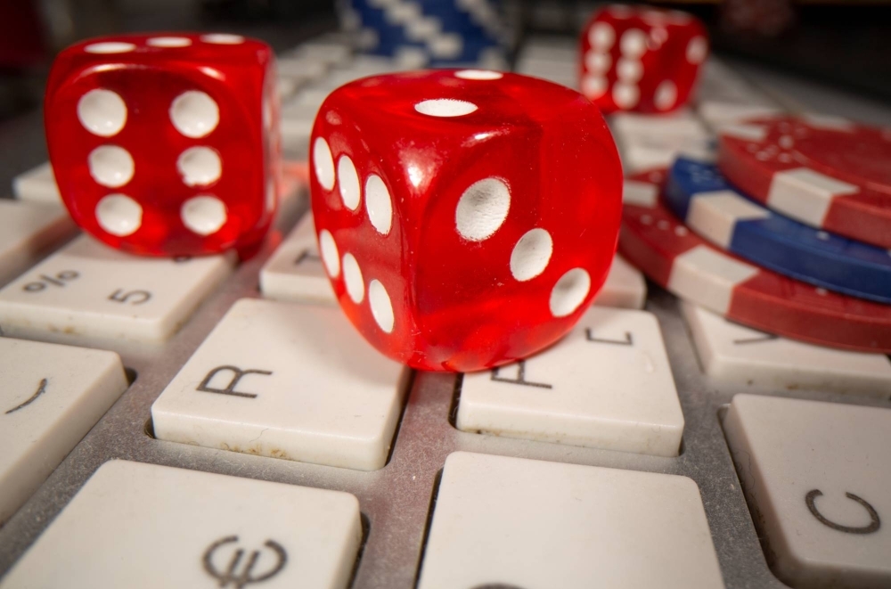 Experts have warned that the central government must take decisive action to curb illicit activities related to online casinos.