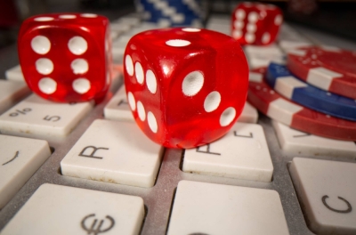 Experts have warned that the central government must take decisive action to curb illicit activities related to online casinos.