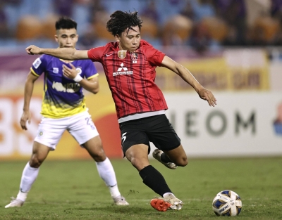 Urawa Reds midfielder Kaito Yasui takes aim at the Hanoi FC goal during his club's road defeat at the hands of the Vietnamese side on Wednesday. 