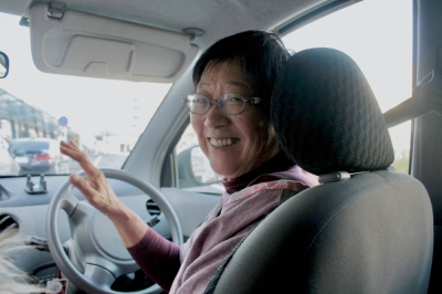 The day after the Fukuoka District Court dismissed her lawsuit questioning the constitutionality of Japan's dual nationality law, Yuri Kondo, 76, was in high spirits as she drove to see family and friends.