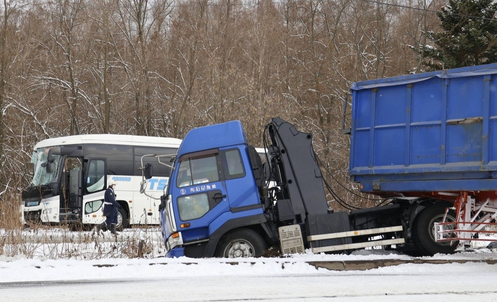The site in Furano, Hokkaido, where a tractor trailer hit a bus on Friday. Twelve people were injured. 
