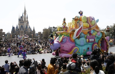 The operator of Tokyo Disneyland on Friday apologized after clips of Minnie Mouse having her skirt lifted by another character during a recent Christmas parade went viral on social media.
