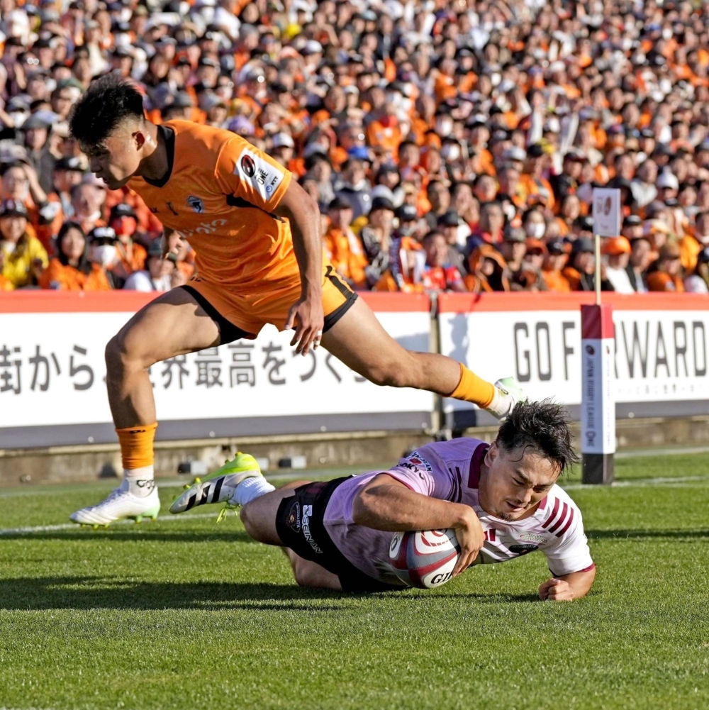 Tokyo Sungoliath's Seiya Ozaki (bottom) scores a try during the first half of a League One match against Kubota Spears at Tokyo's Prince Chichibu Memorial Rugby Ground on Sunday.