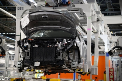 Business sentiment among major Japanese companies was positive for the third successive quarter in October to December, led by a continued improvement in automobile-related industries.