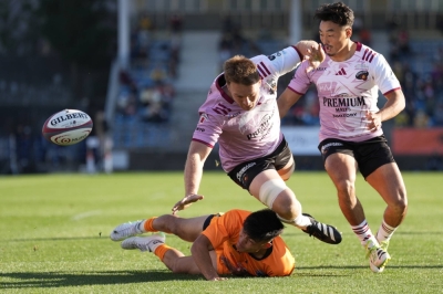Tokyo Sungoliath's Sam Cane (center) is tackled during a Japan Rugby League One game against Kubota Spears at Tokyo's Prince Chichibu Memorial Rugby Ground on Sunday.