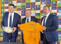 Australia rugby union coach Eddie Jones poses with Rugby Australia Chairman Hamish McLennan and CEO Andy Marinos after his first news conference since his reappointment, in Sydney on Jan. 31. Jones left the Wallabies in October. | Reuters