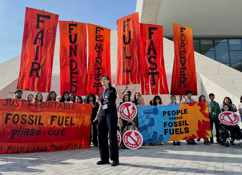 気候変動活動家らは、水曜日にドバイでCOP28協定の草案が発表されたことを受けて抗議した。