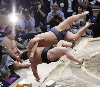 Set allocations to tea houses and other businesses, combined with various presale lotteries — some exclusive to paid fan club members — account for the bulk of sumo’s premium seat purchases. 
