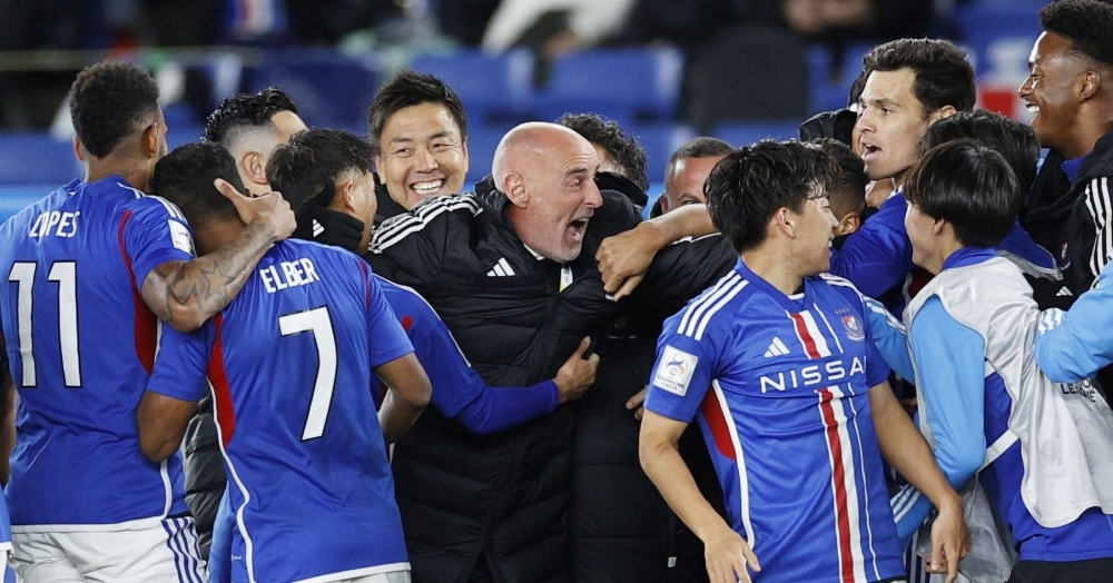 Yokohama F Marinos manager Kevin Muscat (center) celebrates with his players after their third goal against China's Shandong Taishan in an Asian Champions League Group G match at Yokohama's Nissan Stadium on Wednesday.