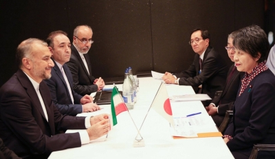 Foreign Minister Yoko Kamikawa (right) and her Iranian counterpart Hossein Amir Abdollahian (left) hold talks in Geneva on Wednesday.