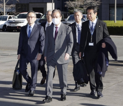 Haruyuki Takahashi (center) arrives at the Tokyo District Court on Thursday.