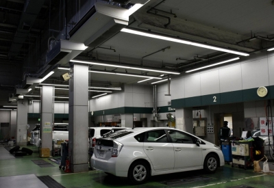 Toyota dealer Hiroshima Toyopet has installed air conditioners at all 30 of its maintenance facilities in Hiroshima Prefecture to ensure mechanics can work comfortably during the summer. 