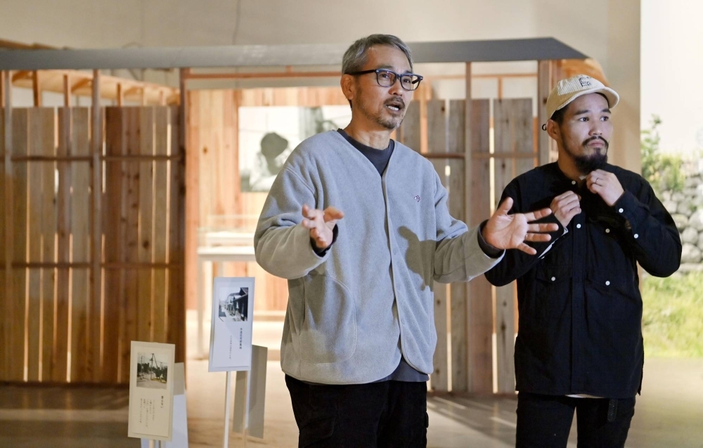 Kenji Kai (left), organizer of an exhibition on Sendai's Oimawashi district, and artist Shun Sasa at Sendai Mediatheque on Nov. 15. 