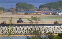 Construction work is conducted in the Henoko coastal area in Nago, Okinawa Prefecture, on Thursday. | Kyodo