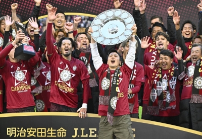 Vissel Kobe players celebrate their J1 title last month in Kobe. J. League clubs are broadly in approval of a plan to move the start of the season to August beginning with the 2026-27 campaign. 