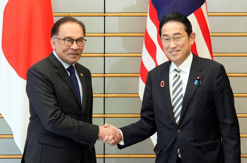 Prime Minister Fumio Kishida and Malaysian Prime Minister Anwar Ibrahim at the start of a bilateral meeting in Tokyo on Saturday 