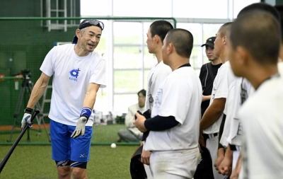 Former MLB star Ichiro Suzuki works with high school students during a session as a special instructor on the island of Miyakojima in Okinawa Prefecture on Dec. 16.