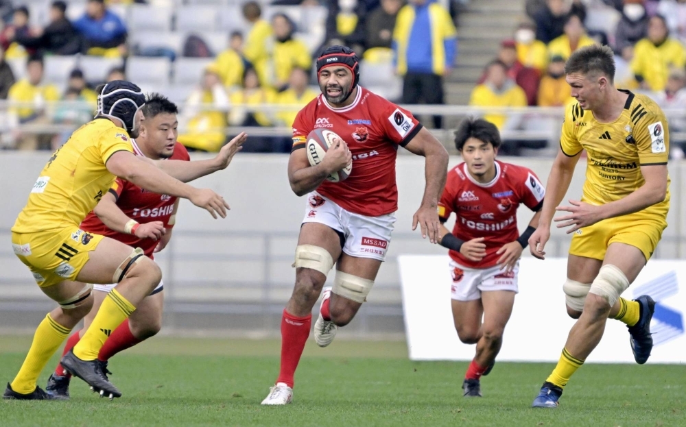 Brave Lupus Tokyo captain Michael Leitch runs with the ball in a Japan Rugby League One game against Tokyo Sungoliath at Tokyo's Ajinomoto Stadium on Sunday.