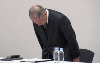 Seiichiro Nishioka, an outside director, apologizes at a news conference on Tuesday. | Kyodo