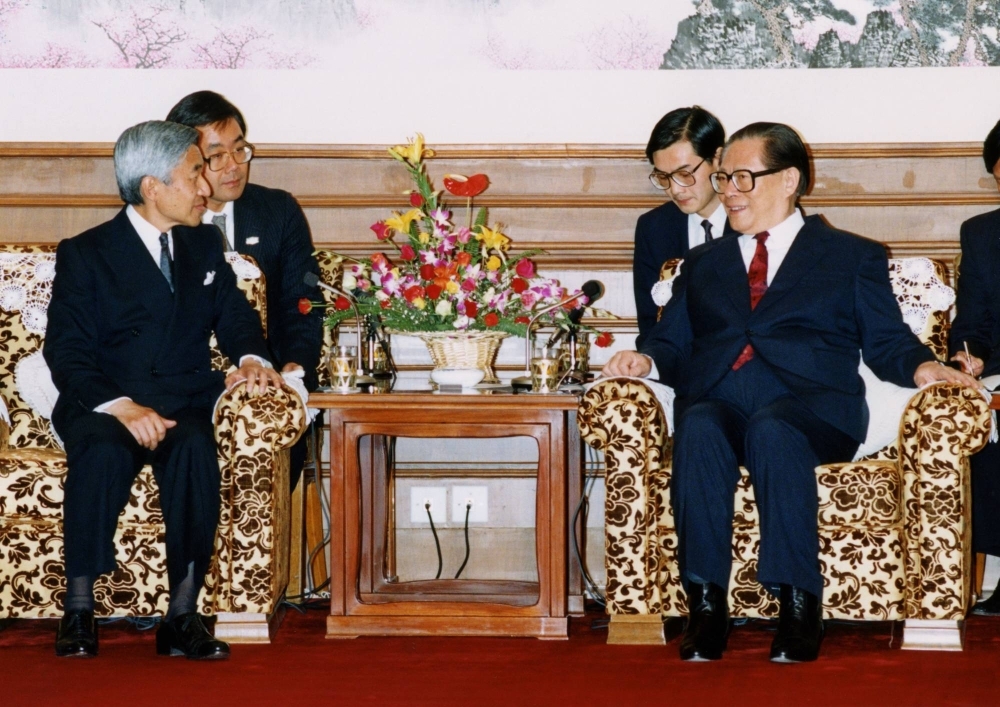 Emperor Akihito (left) meets Chinese Communist Party General Secretary Jiang Zemin at Diaoyutai State Guesthouse in Beijing in October 1992.
