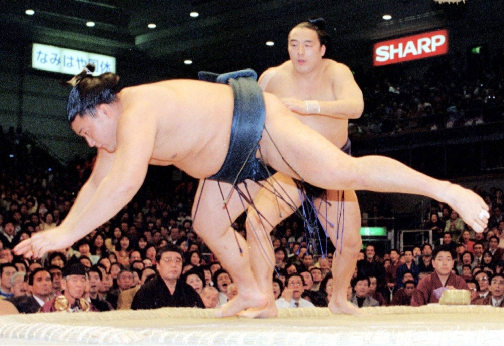 Terao, later known as Shikoroyama, defeats yokozuna Takanohana at the Spring Grand Sumo Tournament in Osaka in 1995.