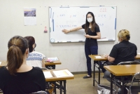 A Brazilian of Japanese descent teaches Japanese to foreign nationals in July 2020 at the Homi housing complex in Toyota, Aichi Prefecture, which is home to many foreign nationals, mainly of Brazilian heritage. | Kyodo
