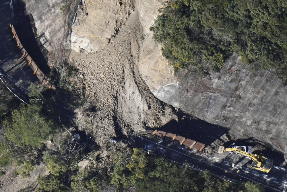 According to the Nara Prefectural Police and other sources, a slope about 5 meters high and 20 to 30 meters wide along National Route 169 collapsed, blocking the road with mud.