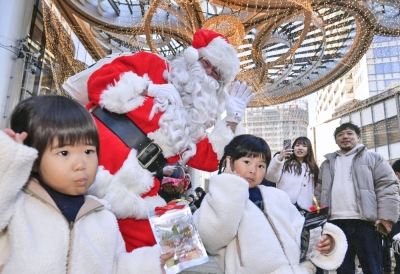 Children take part in Christmas activities in Tokyo's Minato Ward on Saturday.