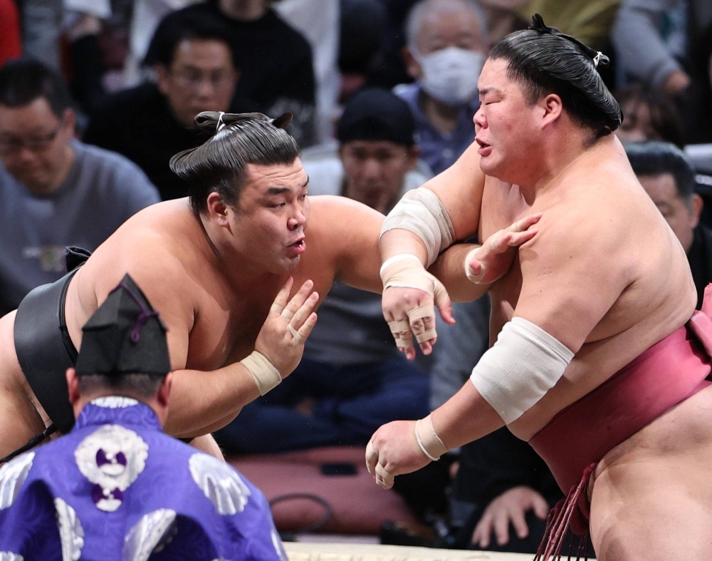 Kirishima (left) battles Daieisho during the Kyushu Grand Sumo Tournament in Fukuoka on Nov. 24. Kirishima’s emergence as a force highlighted a transition year in sumo as the sport searches for its next star.