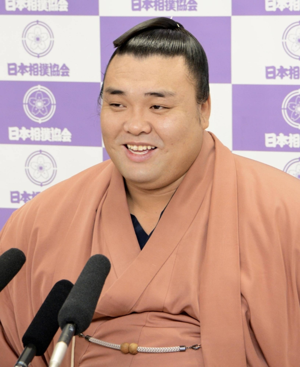 Ozeki Kirishima speaks during a news conference at Tokyo's Ryogoku Kokugikan on Monday.
