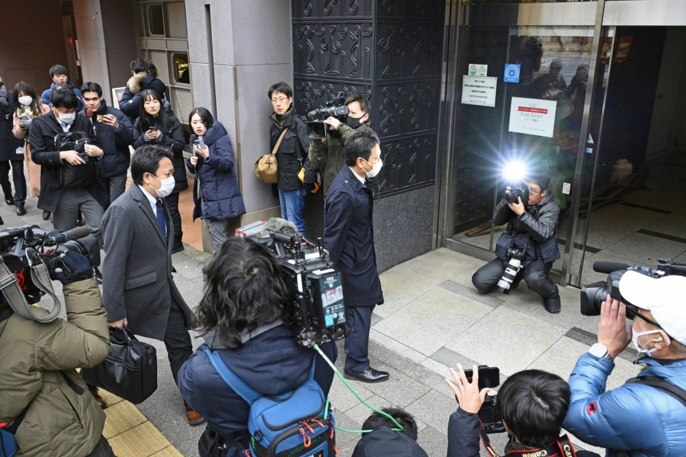 Investigators from the Tokyo District Public Prosecutors Office arrive to search the headquarters of the powerful Abe faction within the ruling Liberal Democratic Party in Tokyo on Dec. 19.