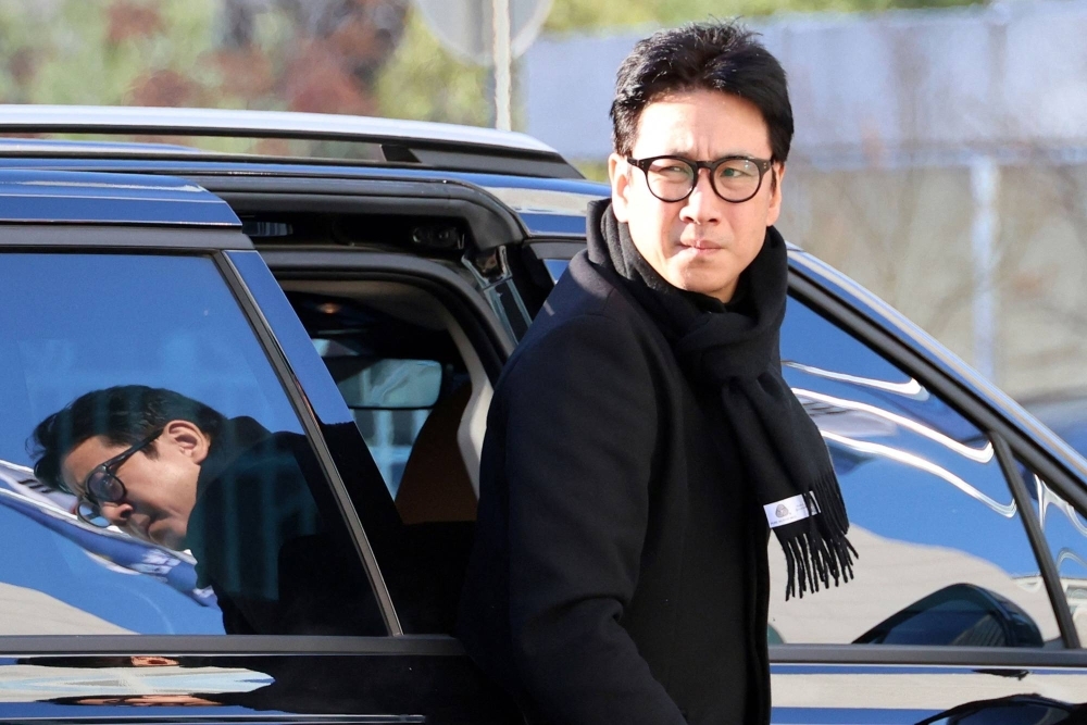 South Korean actor Lee Sun-kyun arrives at a police station in Incheon on Dec. 23 for questioning over his alleged use of marijuana and other psychoactive drugs.