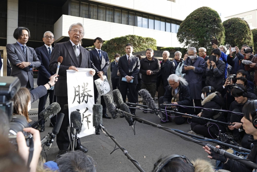 Ohkawara Kakohki President Masaaki Okawara speaks to reporters in front of the Tokyo District Court on Wednesday following a ruling ordering the government to pay damages.