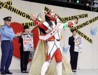 Tokyo’s Sugamo Police Station welcomed former pro wrestler Jushin Thunder Liger as its chief for a day as it conducted a campaign against yami-baito (dark part-time jobs). Crimes carried out by young people recruited through online job postings have become a focal point, with high-profile incidents, including the “Luffy” string of robberies, shining a light on the problem. | Jiji
