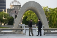 Ukrainian President Volodymyr Zelenskyy (left) and Prime Minister Fumio Kishida visit the cenotaph for atomic bomb victims in Hiroshima on May 21 during the Group of Seven summit. Zelenskyy’s visit to one of the two cities attacked with a nuclear weapon came amid Russia’s veiled threats to use its nuclear arsenal in its war against Ukraine. | Bloomberg