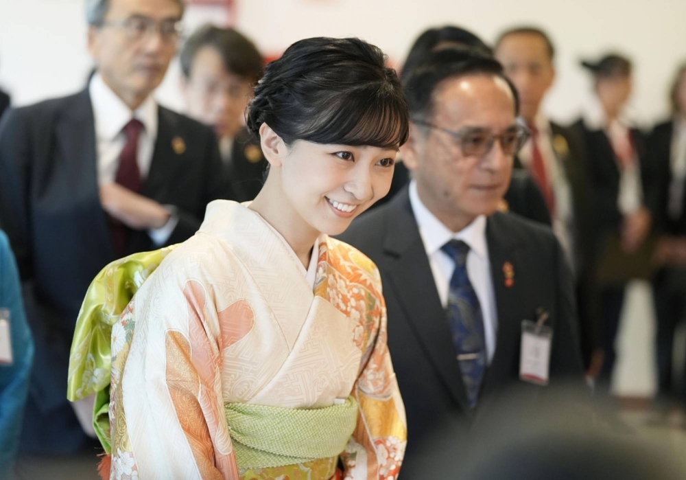 Princess Kako speaks with Japanese Peruvians in Lima on Nov. 3 during an official visit to Peru.