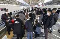 A shinkansen platform at Tokyo Station is crowded with passengers on Friday. | Kyodo