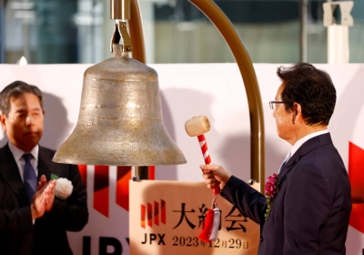 Hideki Kuriyama, who guided Samurai Japan to the World Baseball Classic title in March, rings a bell during a ceremony marking the end of trading in 2023 at the Tokyo Stock Exchange on Friday.