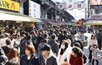 Tokyo's Ameyoko shopping district is crowded with shoppers on Saturday. | KYODO